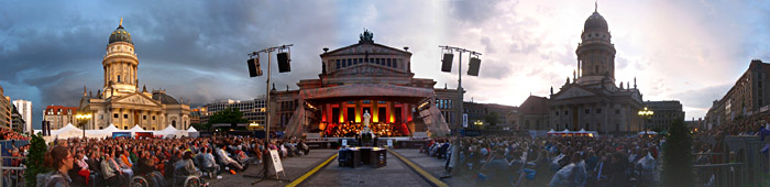 Annett Louisan auf dem Gendarmenmarkt Berlin; Bild größerklickbar